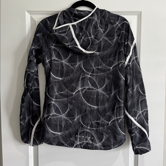 Nike Shield Impossibly Light Running Jacket
(Wind breaker / rain jacket) - Picture 5 of 5